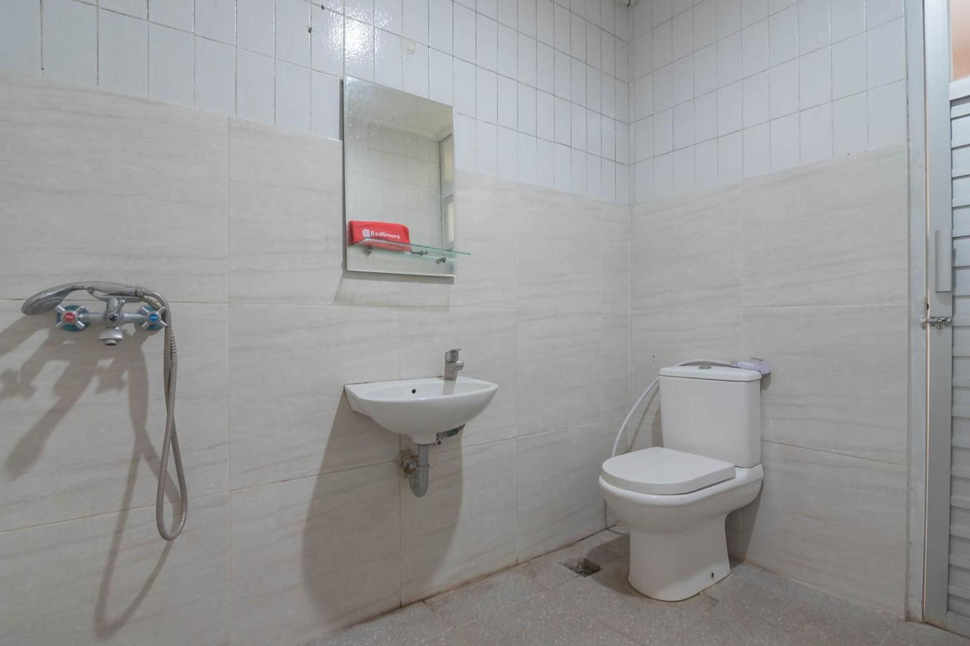 Hotel Reddoorz At Jalan Raya Lembang Padasul Pokoj fotografie